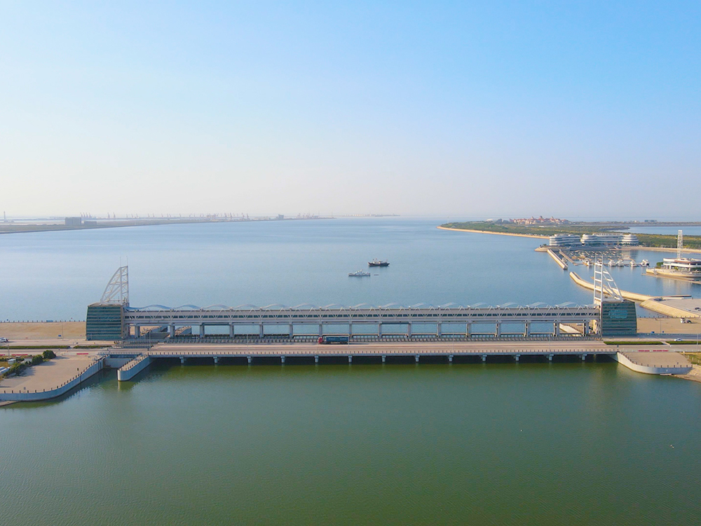 濰坊白浪河防潮閘：建于入?？诜凵迟|(zhì)海岸潮下帶，與船閘共用邊墩，